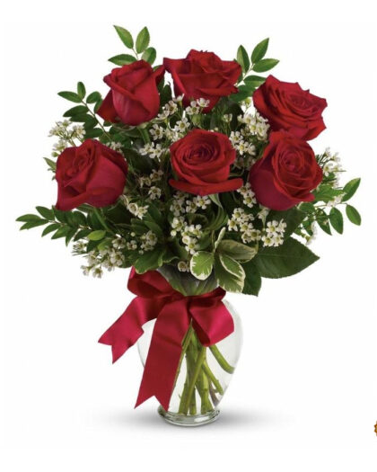 Μπουκέτο με 6 κόκκινα Τριαντάφυλλα Γυψόφυλλα και διάφορες πρασινάδες